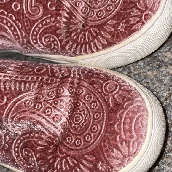 Steve Madden Mauve Velvet Sneaker - Picture 2 of 3